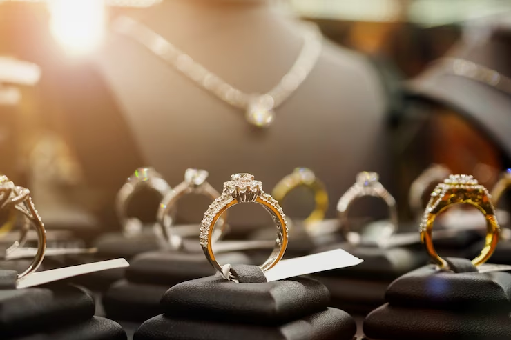 The Ultimate Guide to Buying Women's Jewelry Online